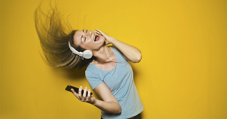 Google ya reconoce qué canción estás silbando o tarareando
