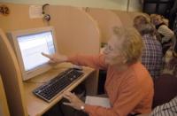 Los abuelos aprenden internet en una iniciativa inédita en España